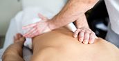 Osteopata a Milano durante una seduta di trattamento