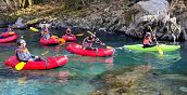 Gruppo di amici in packrafting sul fiume Serchio