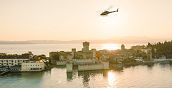Vista panoramica del Lago di Garda durante un volo in elicottero
