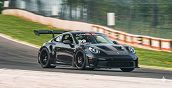 Porsche 992 grigia moderna ripresa a figura intera mentre sfreccia sul tracciato di Mores