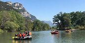 Avventurieri in discesa con il rafting da Brentino nella natura del Trentino