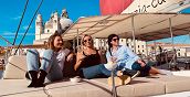 Relax a bordo di un catamarano durante un tour a Venezia