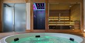 Interno della spa privata per coppia con vasca idromassaggio e luci per cromoterapia.