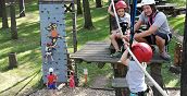 Bambini che esplorano il percorso avventura