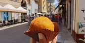 Arancini siciliani durante il tour street food a Taormina