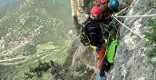 partecipante si cala con corda sul Monte San Giovanni in Sud Sardegna