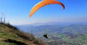Volare in parapendio biposto sopra Lessolo con vista panoramica.