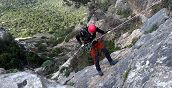 uomo si cala con corda in Sud Sardegna al Monte San Giovanni