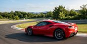 Dettaglio del volante e degli interni della Ferrari 488 GTB a Moncalieri