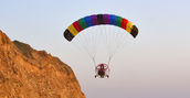 Volo biposto in parapendio a motore