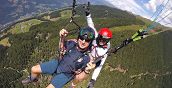 Pilota professionista guida un volo tandem in parapendio sopra Merano