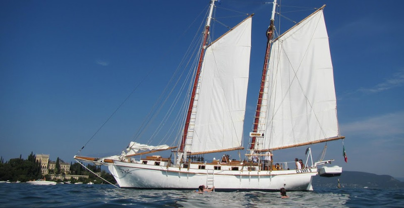 Escursione in barca a vela in esclusiva fino a 10 persone - Lago di Garda -0