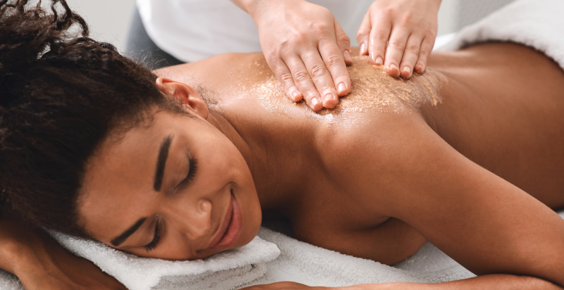 Scrub corpo professionale Milano con prodotti naturali