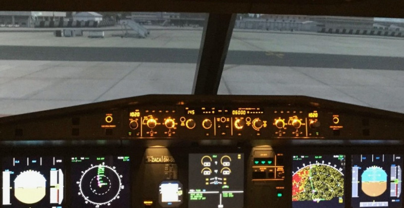Vista interna della cabina di pilotaggio del simulatore Airbus 320 durante l'approccio alla pista di decollo