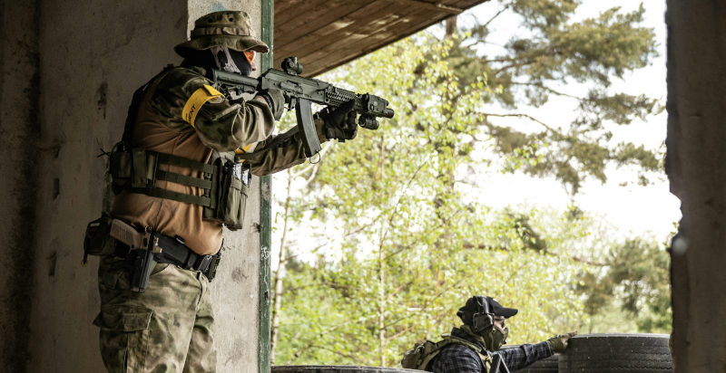 Gioco di squadra softair a Varese in ambiente naturale