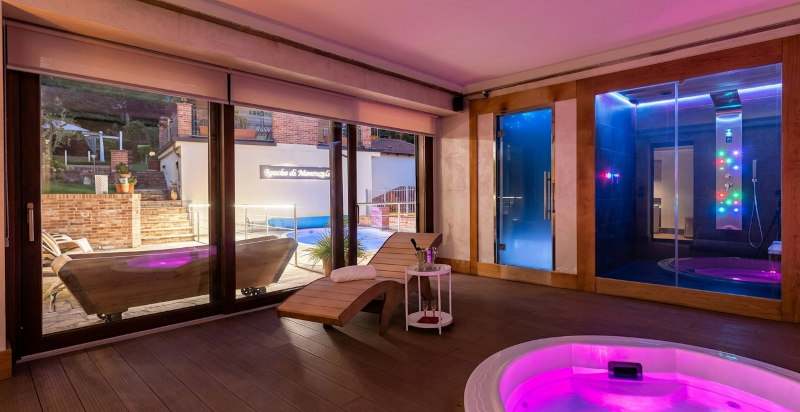 notturna-piemonte.jpg	Ingresso notturno alla spa privata per due in Piemonte con vista illuminata.