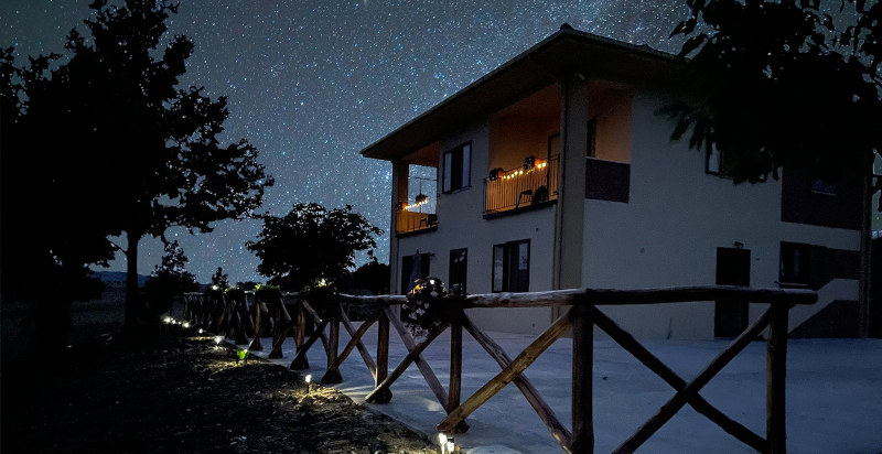 Cielo notturno a Castelgrande in Basilicata dove dormire in StarsBox