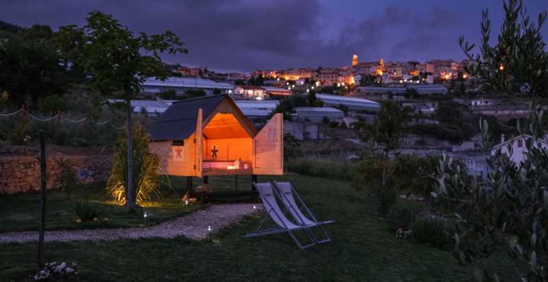 Notte luminosa nella StarsBox Liguria con cielo stellato e natura
