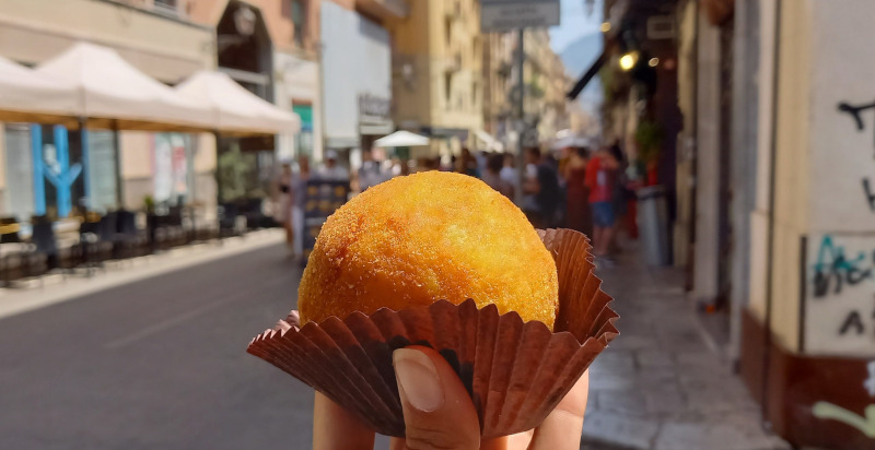 Arancini siciliani durante il tour street food a Taormina