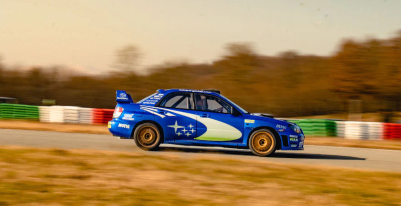 Subaru Impreza in piena accelerazione sul rettilineo