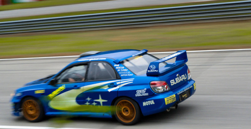 Subaru Impreza in azione durante guida in pista a Busca Cuneo