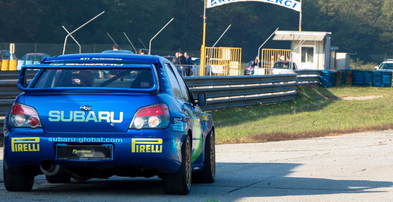 Guida Subaru Impreza STI sulla pista di Moncalieri e scopri la potenza del motore
