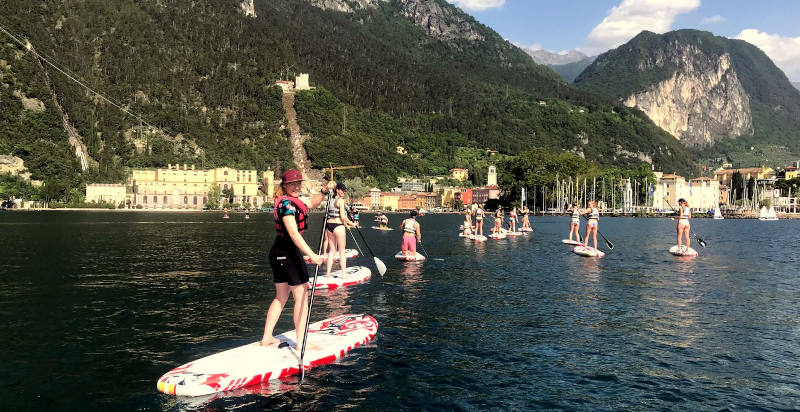 Persone sulla tavola da Stand Up Paddle sul Lago di Garda