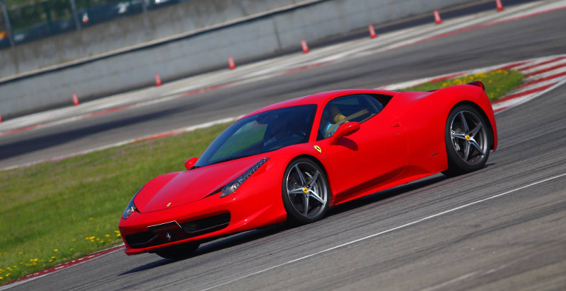 Test drive su Ferrari 458 Italia sulla pista Azzurra di Jesolo