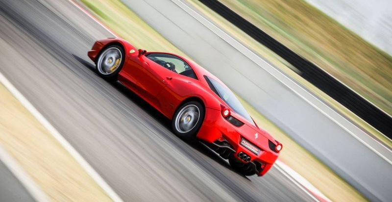 Vista laterale di una Ferrari in azione su una pista vicino a Milano