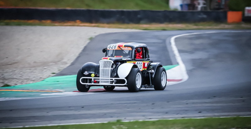 Sessione di guida sulla pista di Aprilia di una Legend Car