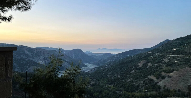 vista verso valle dal ristorante Il Castello a Novara di Sicilia Nord Est