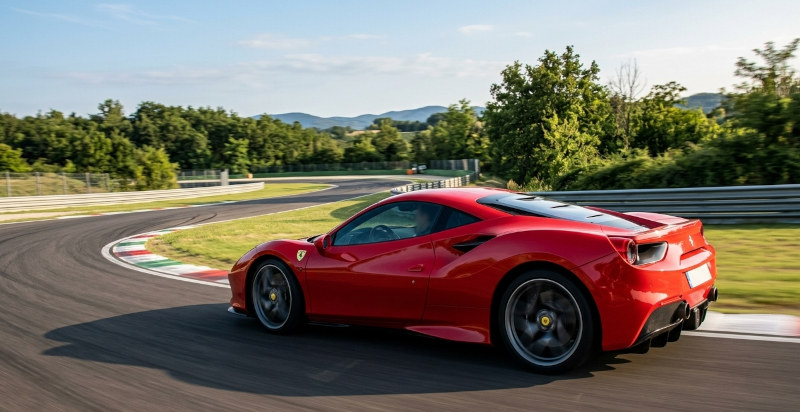 Dettaglio del volante e degli interni della Ferrari 488 GTB a Moncalieri