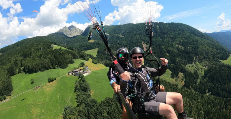 Parapendio in tandem con decollo dal Hirzer: avventura e libertà nel cielo