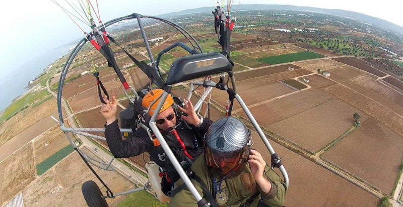 Paramotore biposto sorvola la zona di Molfetta e lungomare