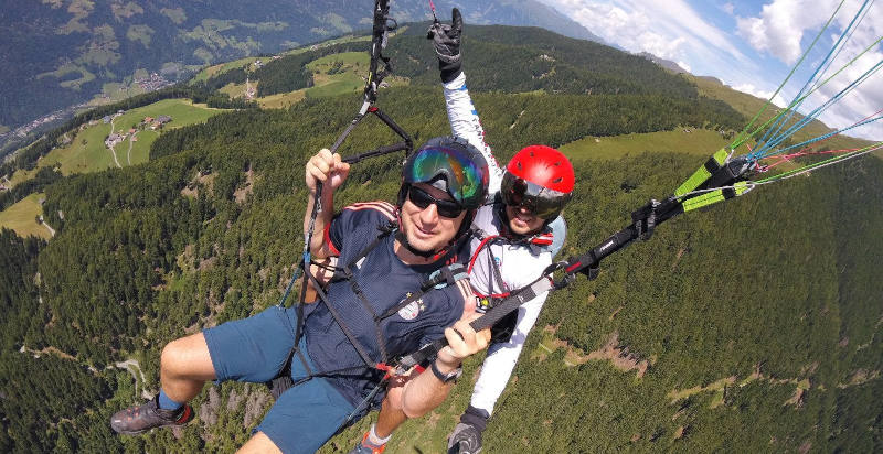 Pilota professionista guida un volo tandem in parapendio sopra Merano