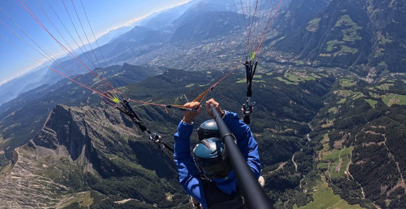 Volo in parapendio biposto sull'Hirzer vicino Merano