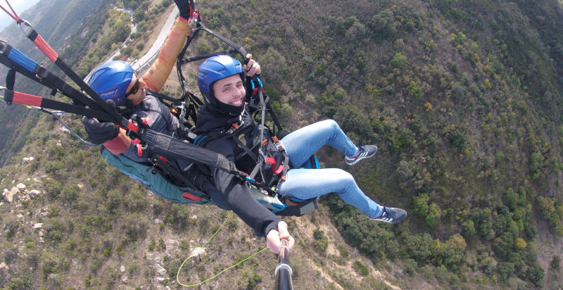 Volo in parapendio biposto sopra Cusercoli nell'Appennino Forlivese