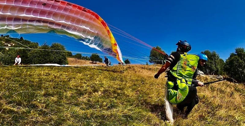 Decollo parapendio a Rocca Canavese vicino a Torino