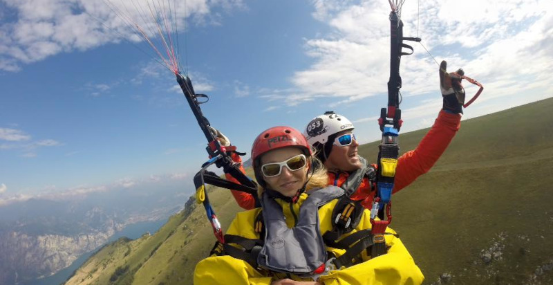 Esperienza di volo in parapendio sopra le montagne di Torino