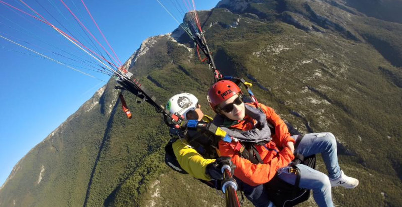 Avventura in parapendio sulle Alpi vicino Torino