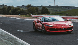 guidare una ferrari 296 gtb in pista