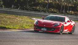 guidare una ferrari 812 superfast in pista