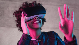 Esperienza realtà virtuale con visore